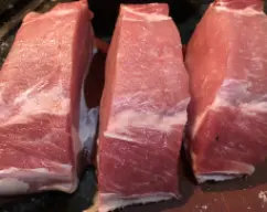 Step <p>Sacamos el lomo del vaso y lo ponemos en la fuente de cristal, vamos añadiendo los trozos de lomo hasta gastarlo y repitiendo el paso anterior</p> illustration