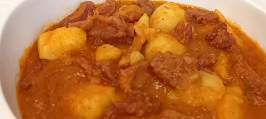 GUISO DE PATATAS CON COSTILLAS DE CERDO ADOBADAS