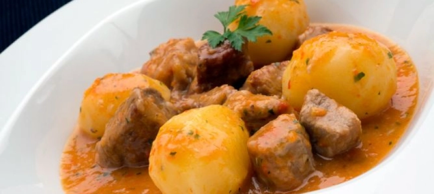 Carne guisada con patatas al vapor