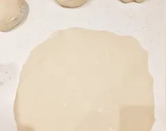 Step <p>Extendemos la masa en la encimera formando círculos de unos 26 cm de diámetro.</p> illustration