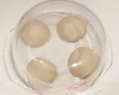 Step <p>Dividimos la masa en 4 partes, volvemos a darle forma de bola y lo volvemos a dejar reposar de la misma forma otros 10 min.</p><p><br></p> illustration