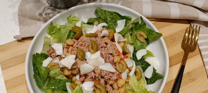 ENSALADA DE GARBANZOS Y BONITO CON VINAGRETA DE PIMIENTOS ROJOS