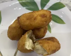 Step <p>Lía las croquetas ayudándote de dos cucharillas, o con una manga pastelera. Pasa por huevo batido y pan rallado. </p><p>Fríe en abundante aceite a fuego medio</p> illustration