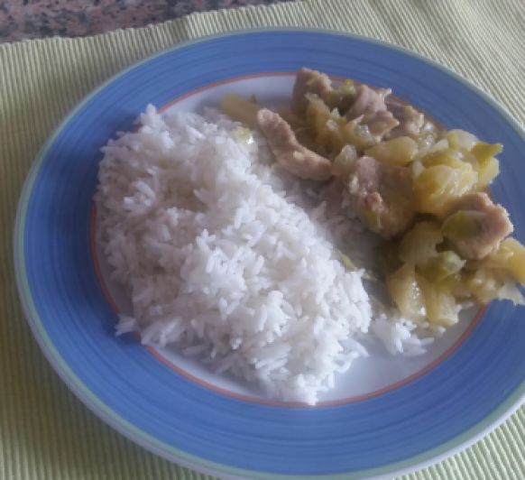 Curry de cerdo y arroz blanco al vapor
