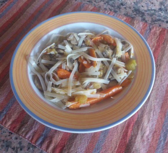 Noodles de arroz con salsa de soja y verduras