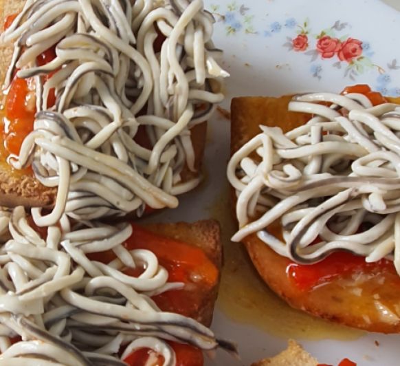 Tosta de pimientos con su pilpil y gulas con Thermomix® ; Sevilla (Dos Hermanas)