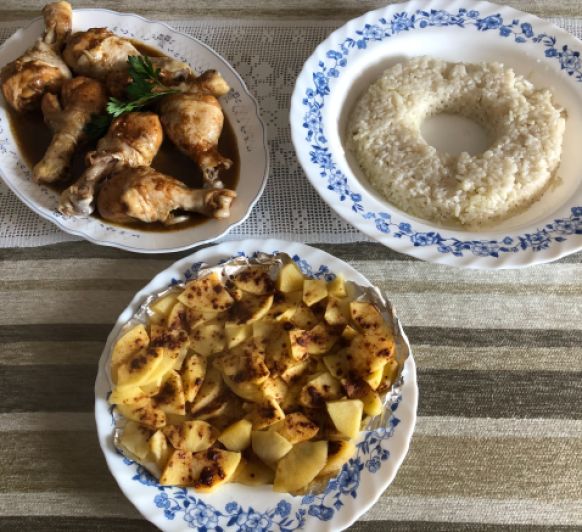 Menú completo: Pollo al ajillo, arroz blanco y manzanas asadas