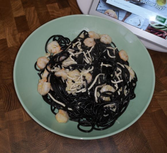 Espaguetis al nero di sepia con gambas y gulas