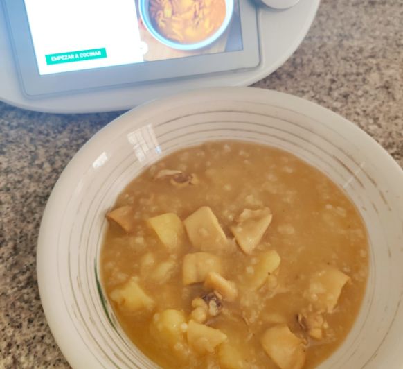 Guiso de patatas con chipirones